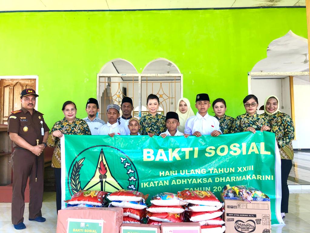 Read more about the article Kejaksaan Negeri Kaimana bersama Ikatan Adhyaksa Dharmakarini Daerah Kaimana melakukan kegiatan bakti sosial