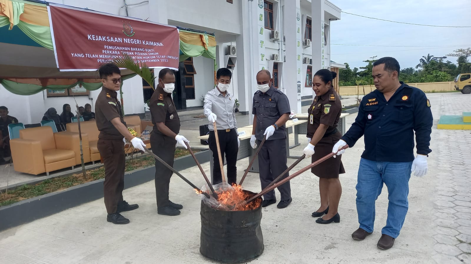 Read more about the article Kajari Kaimana Musnahkan Barang Bukti Perkara Tindak Pidana Umum yang telah Inkracht