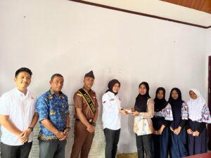 Read more about the article Penyerahan Kartu Identitas Anak (KIA) oleh Bidang Datun kepada Perwakilan siswi SMP Negeri 3 Kaimana
